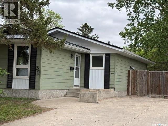 30 Shore Bay, Regina, Saskatchewan  S4R 7H6 - Photo 1 - SK042123