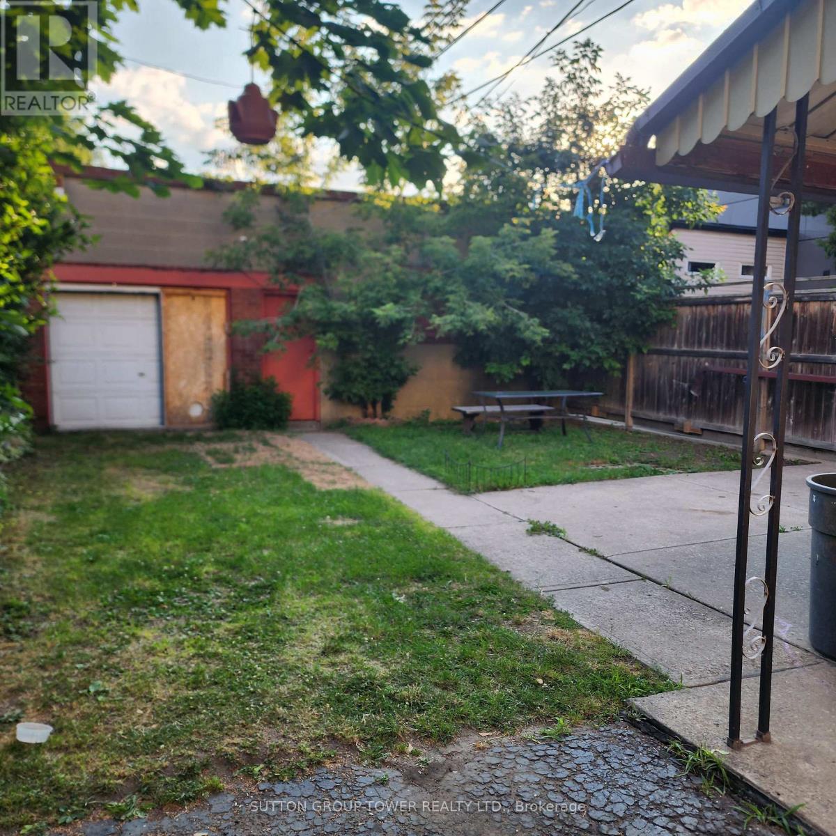 16 RUSSETT AVENUE, Toronto, Ontario