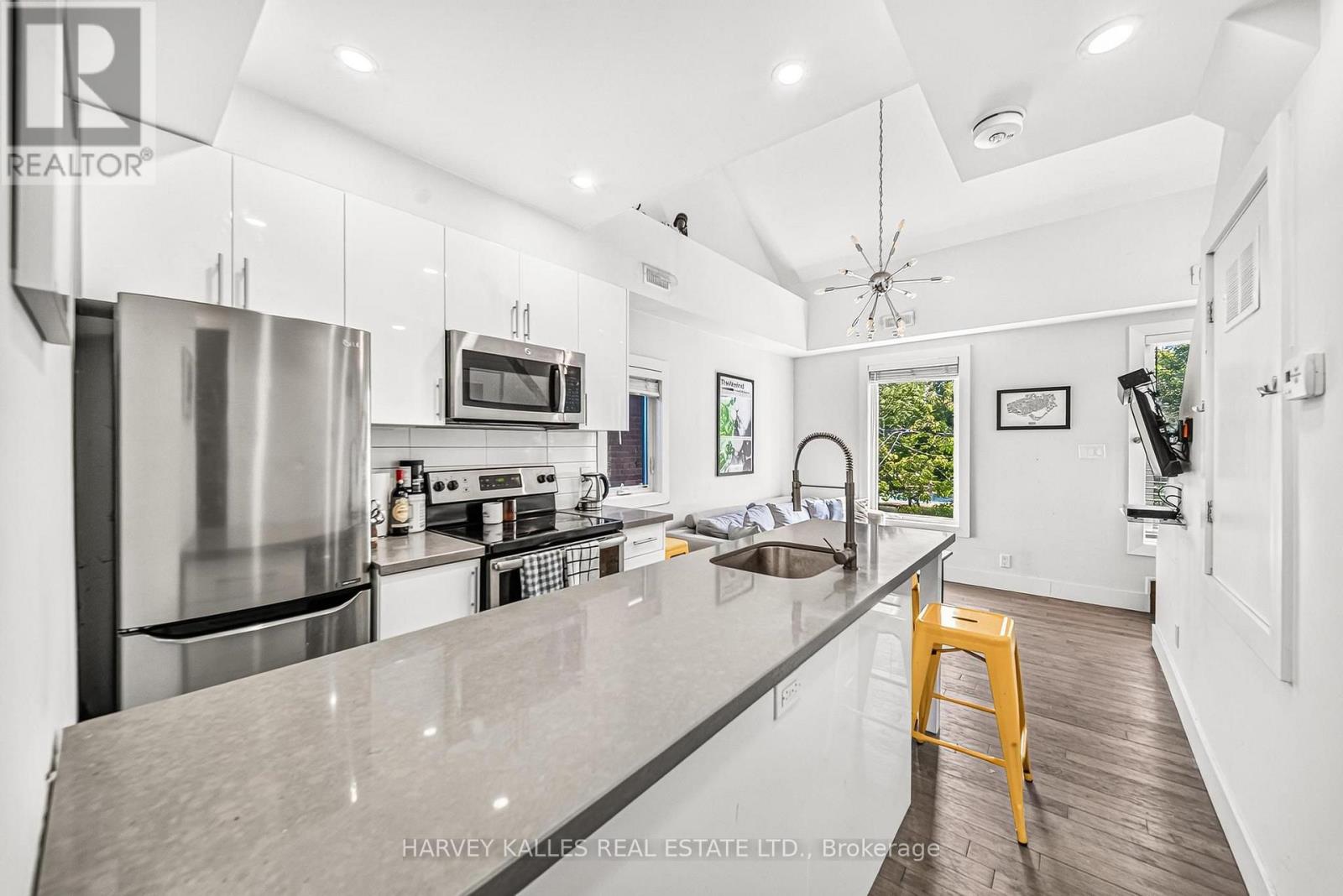 1 - 160 Lansdowne Avenue, Toronto, Ontario  M6K 2V9 - Photo 2 - W13546376