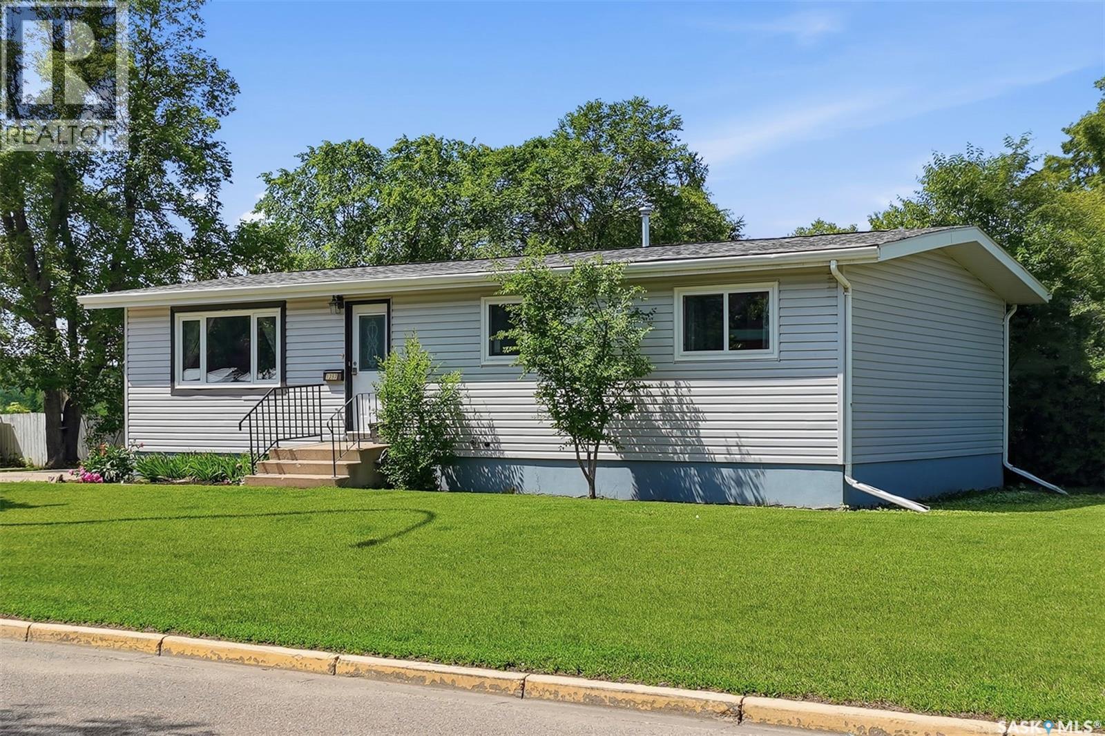 1397 7th Street E, Prince Albert, Saskatchewan  S6V 0V2 - Photo 1 - SK042142