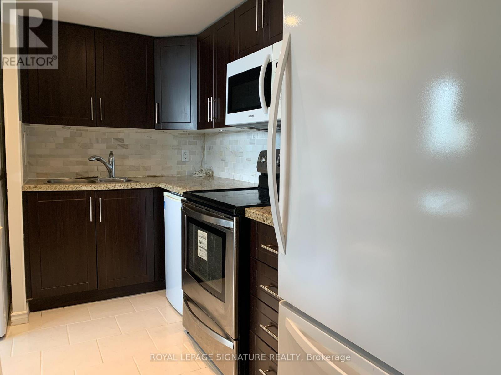 1107 - 3695 Kaneff Crescent, Mississauga, Ontario  L5A 4B6 - Photo 3 - W13546508
