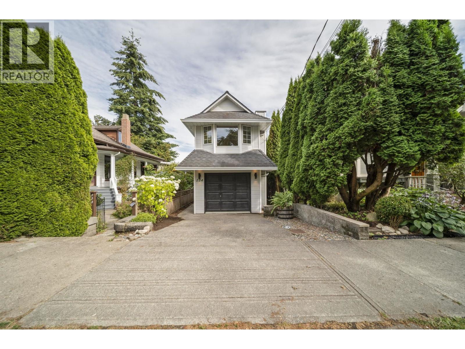 224 Fourth Avenue, New Westminster, British Columbia  V3L 1N7 - Photo 2 - R3144865