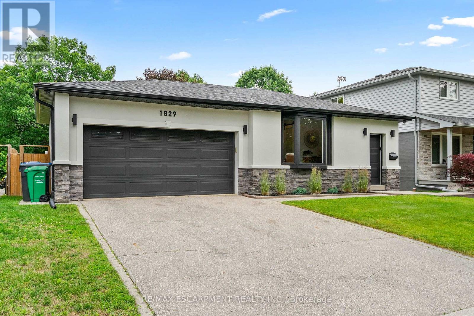 1829 Barsuda Drive, Mississauga, Ontario  L5J 1V3 - Photo 2 - W13546692