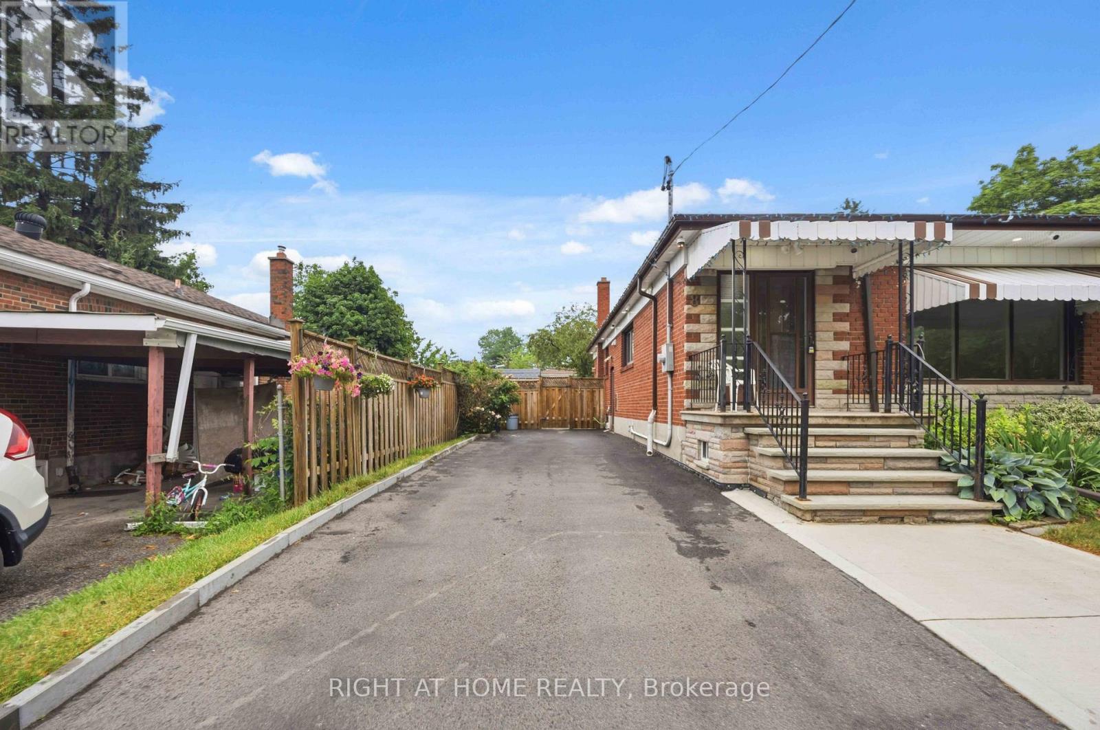 8 Grassington Crescent, Toronto, Ontario  M1G 1X5 - Photo 3 - E13546878
