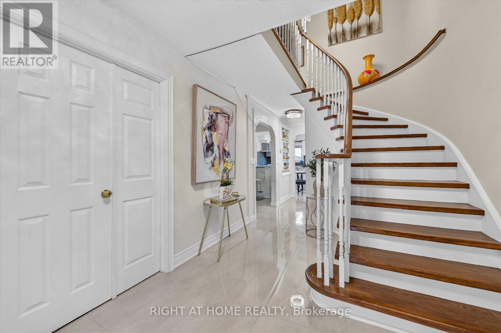 531 Wallenberg Crescent, Mississauga, Ontario  L5B 3L8 - Photo 9 - W13546876
