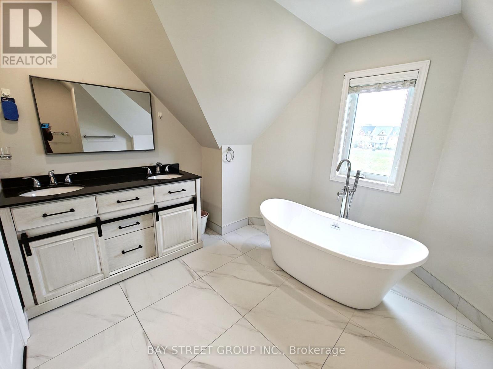 256 Glenashton Drive, Oakville, Ontario  L6H 6H5 - Photo 18 - W13466194
