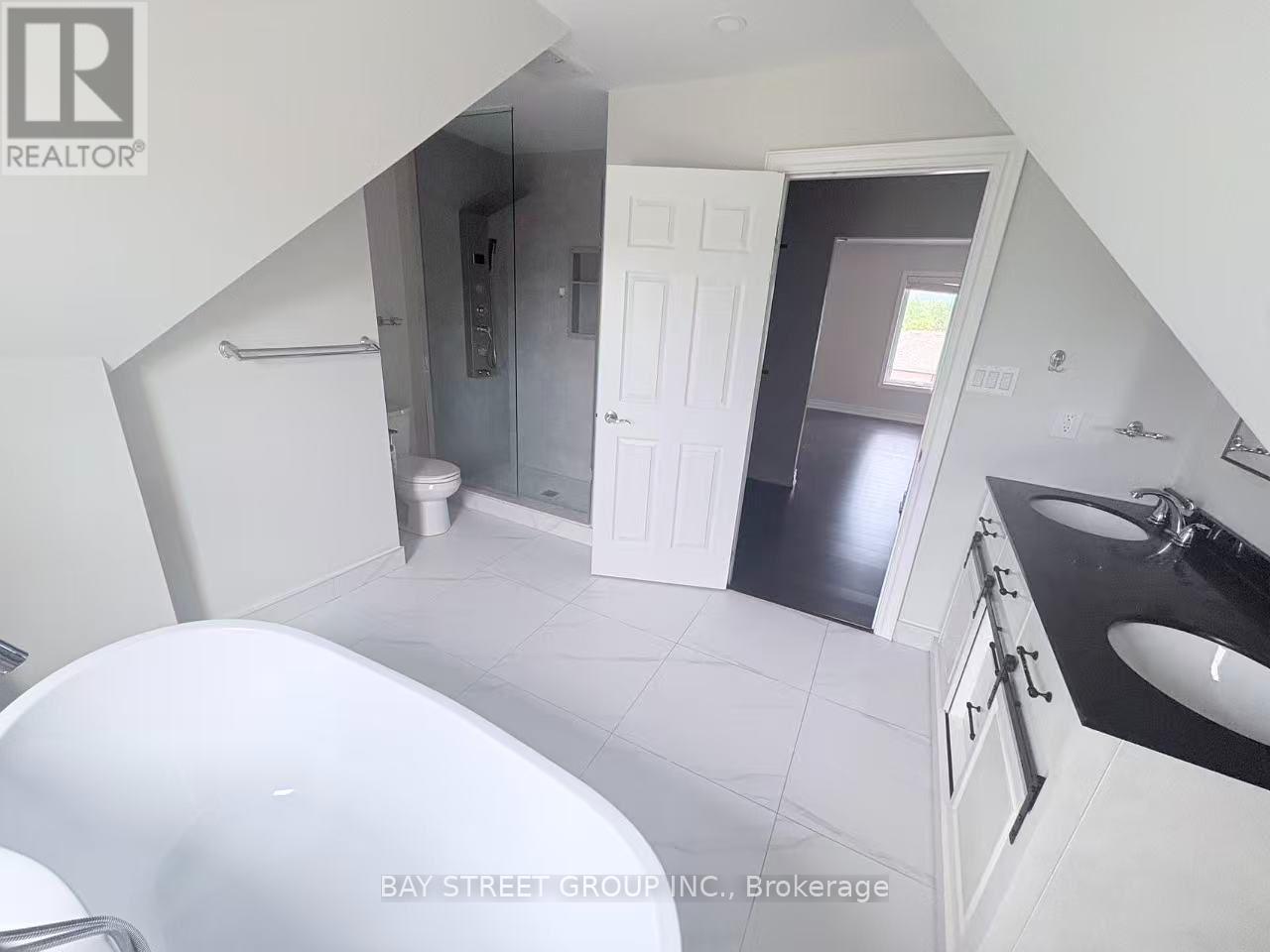 256 Glenashton Drive, Oakville, Ontario  L6H 6H5 - Photo 15 - W13466194