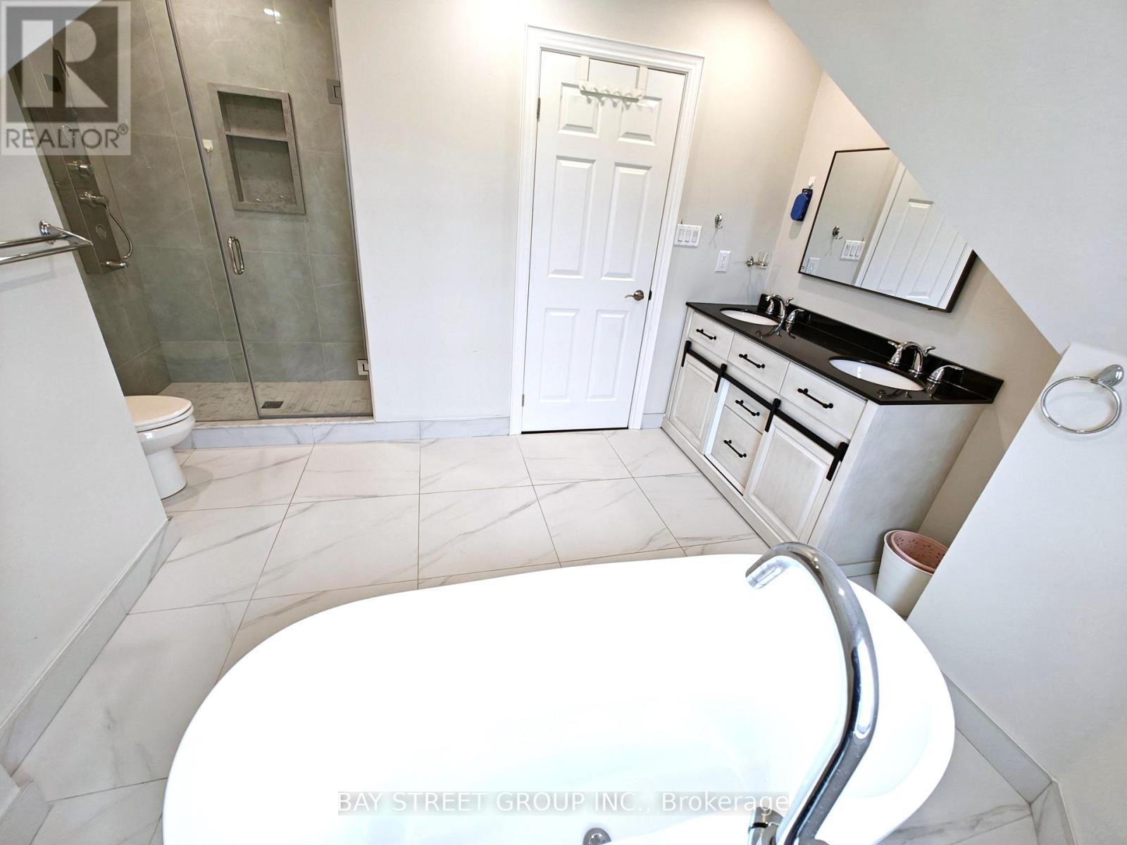 256 Glenashton Drive, Oakville, Ontario  L6H 6H5 - Photo 16 - W13466194