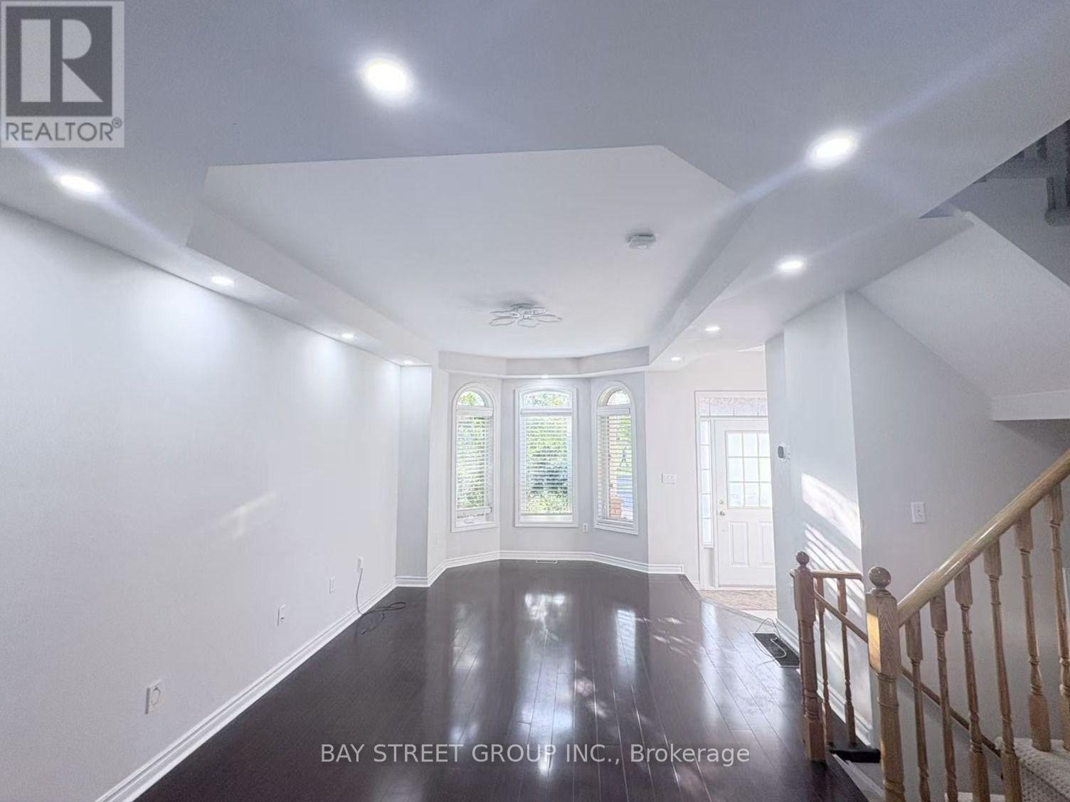 256 Glenashton Drive, Oakville, Ontario  L6H 6H5 - Photo 2 - W13466194