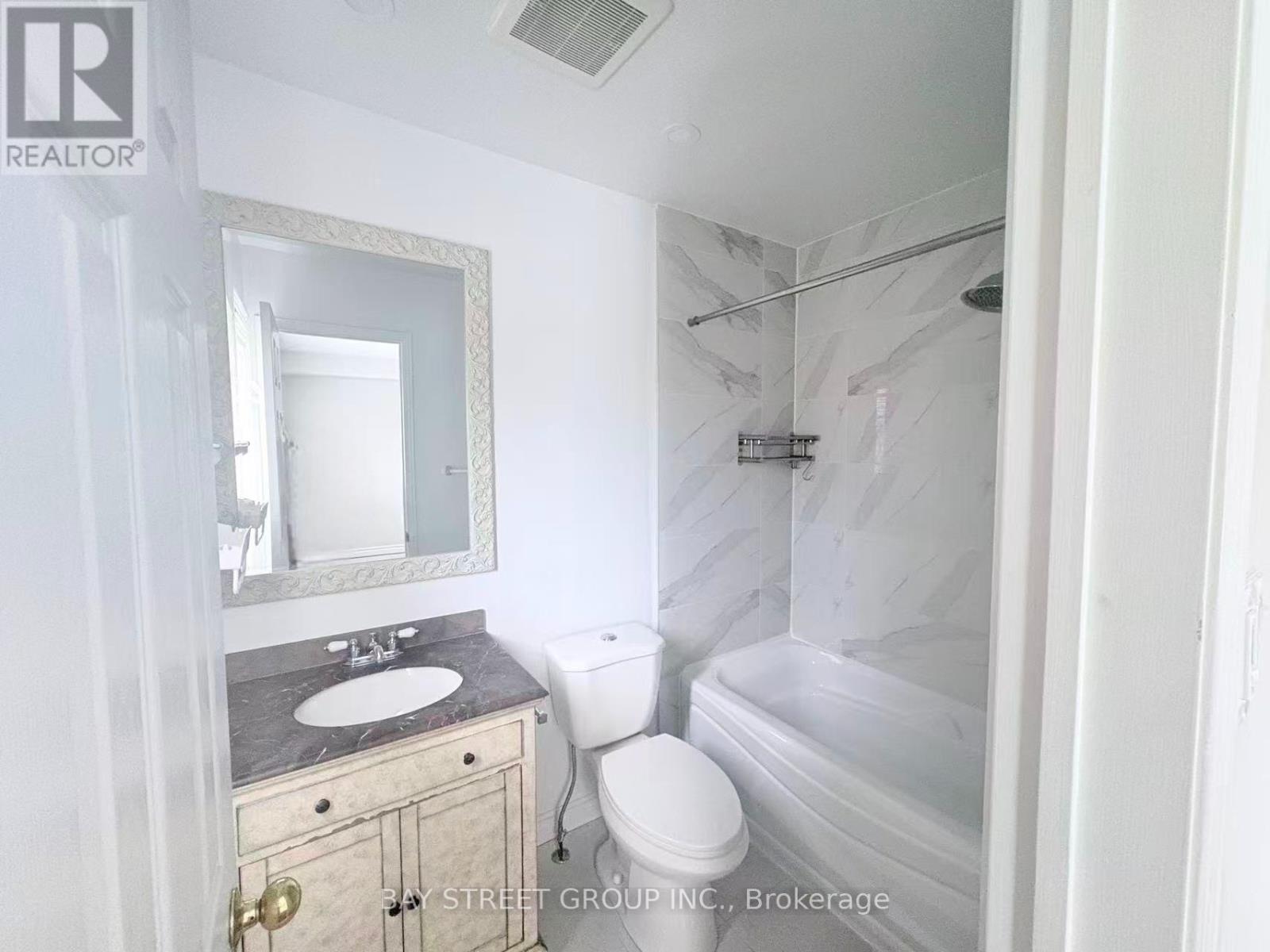 256 Glenashton Drive, Oakville, Ontario  L6H 6H5 - Photo 9 - W13466194