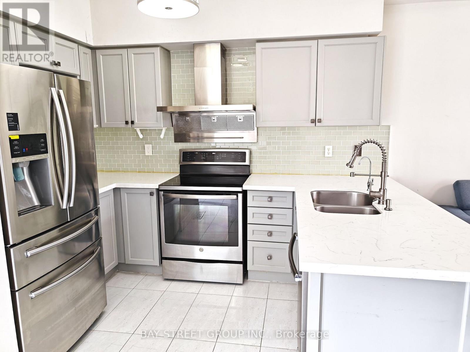 256 Glenashton Drive, Oakville, Ontario  L6H 6H5 - Photo 5 - W13466194