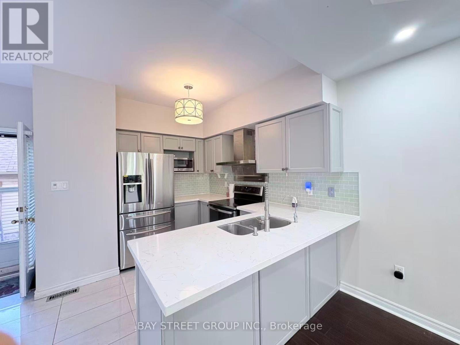 256 Glenashton Drive, Oakville, Ontario  L6H 6H5 - Photo 4 - W13466194