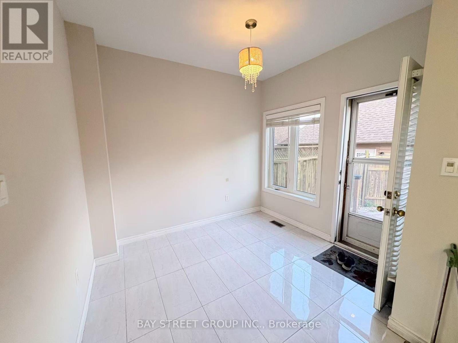 256 Glenashton Drive, Oakville, Ontario  L6H 6H5 - Photo 7 - W13466194