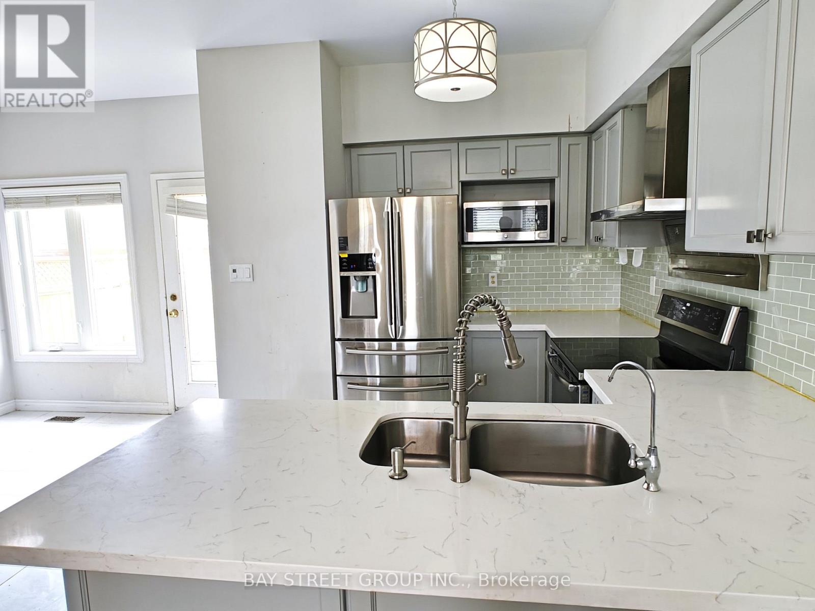 256 Glenashton Drive, Oakville, Ontario  L6H 6H5 - Photo 6 - W13466194