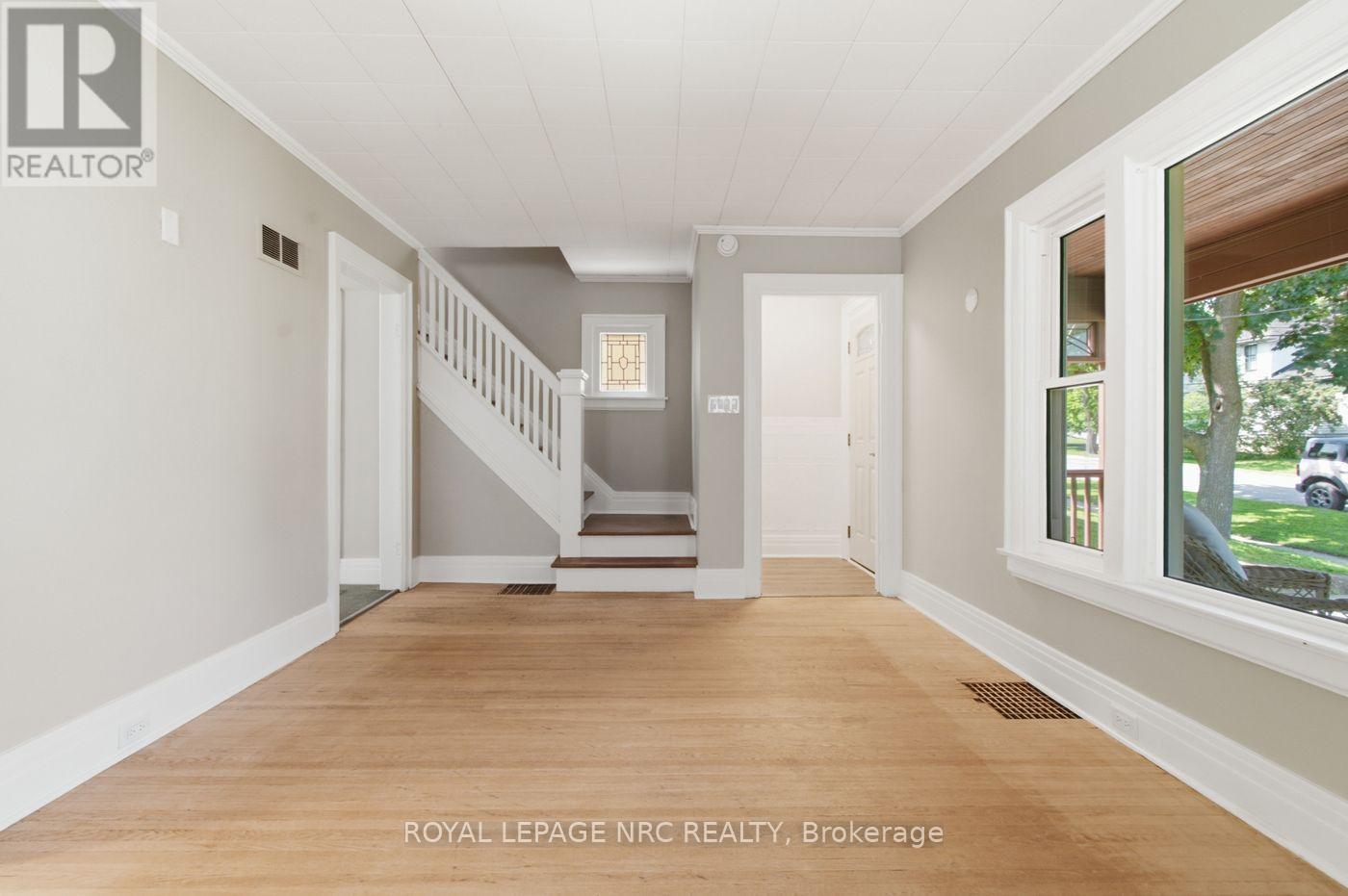 18 Chapel Street N, Thorold, Ontario  L2V 2E2 - Photo 4 - X13547100