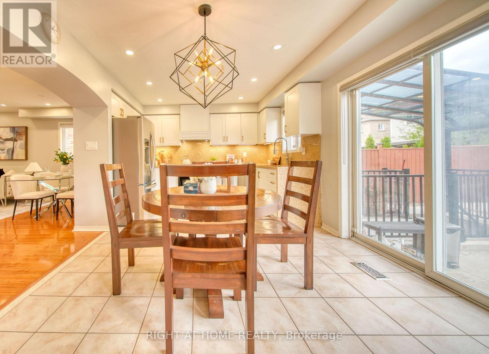 211 Queen Mary Drive, Brampton, Ontario  L7A 1Y9 - Photo 14 - W13547098