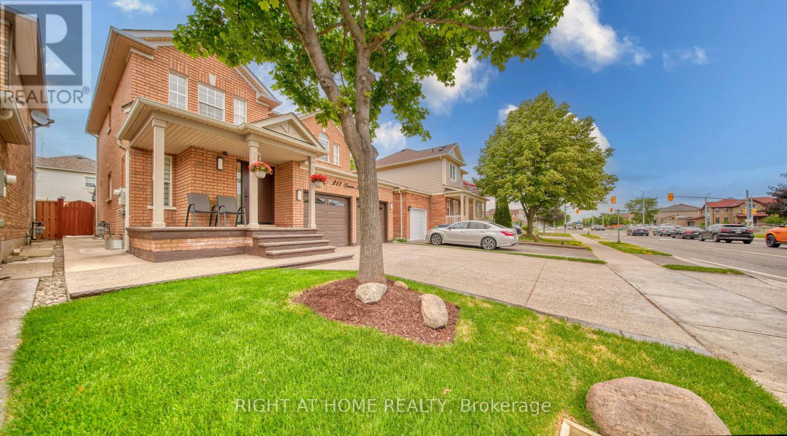 211 Queen Mary Drive, Brampton, Ontario  L7A 1Y9 - Photo 2 - W13547098