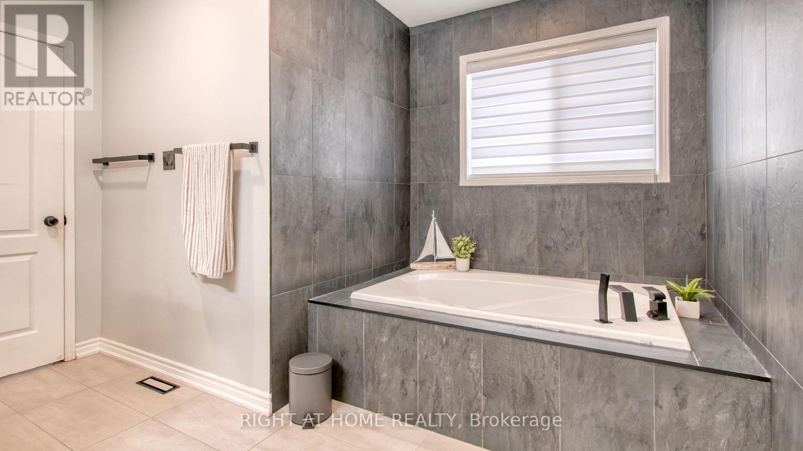 211 Queen Mary Drive, Brampton, Ontario  L7A 1Y9 - Photo 21 - W13547098