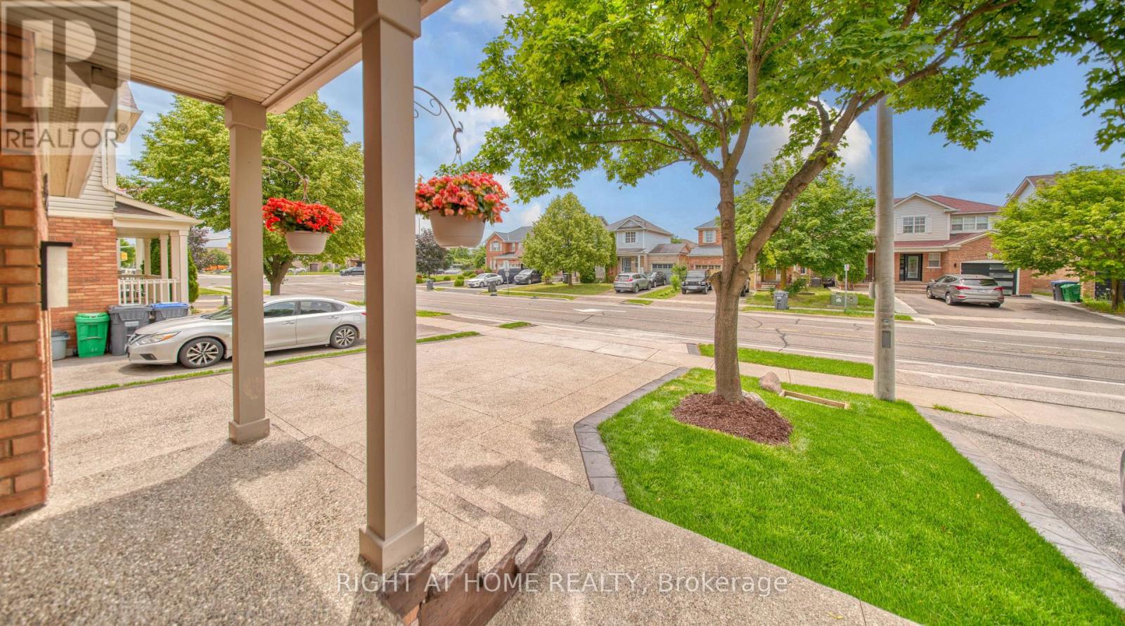 211 Queen Mary Drive, Brampton, Ontario  L7A 1Y9 - Photo 4 - W13547098