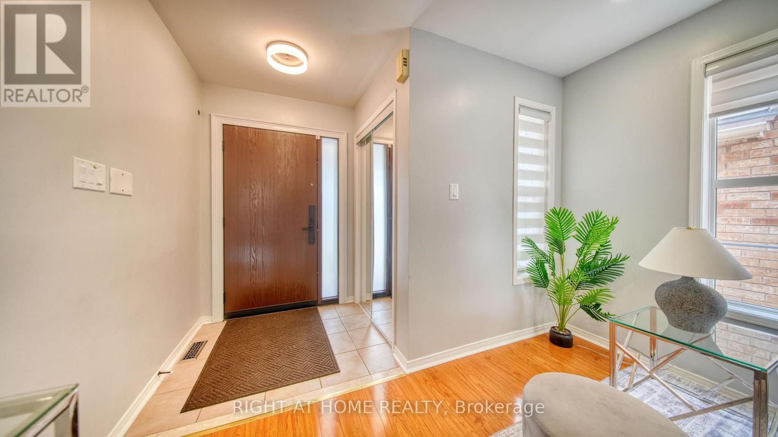 211 Queen Mary Drive, Brampton, Ontario  L7A 1Y9 - Photo 5 - W13547098
