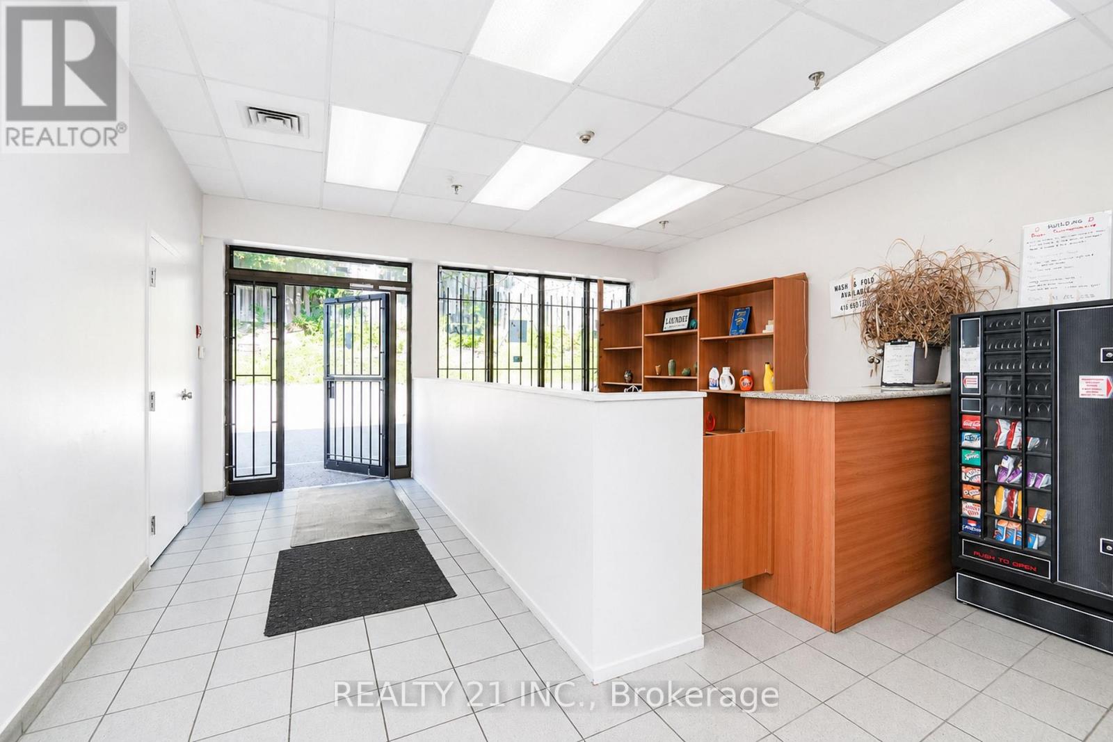 45 Four Winds Drive, Toronto, Ontario M3J 1K7 - Photo 3 - W13547110