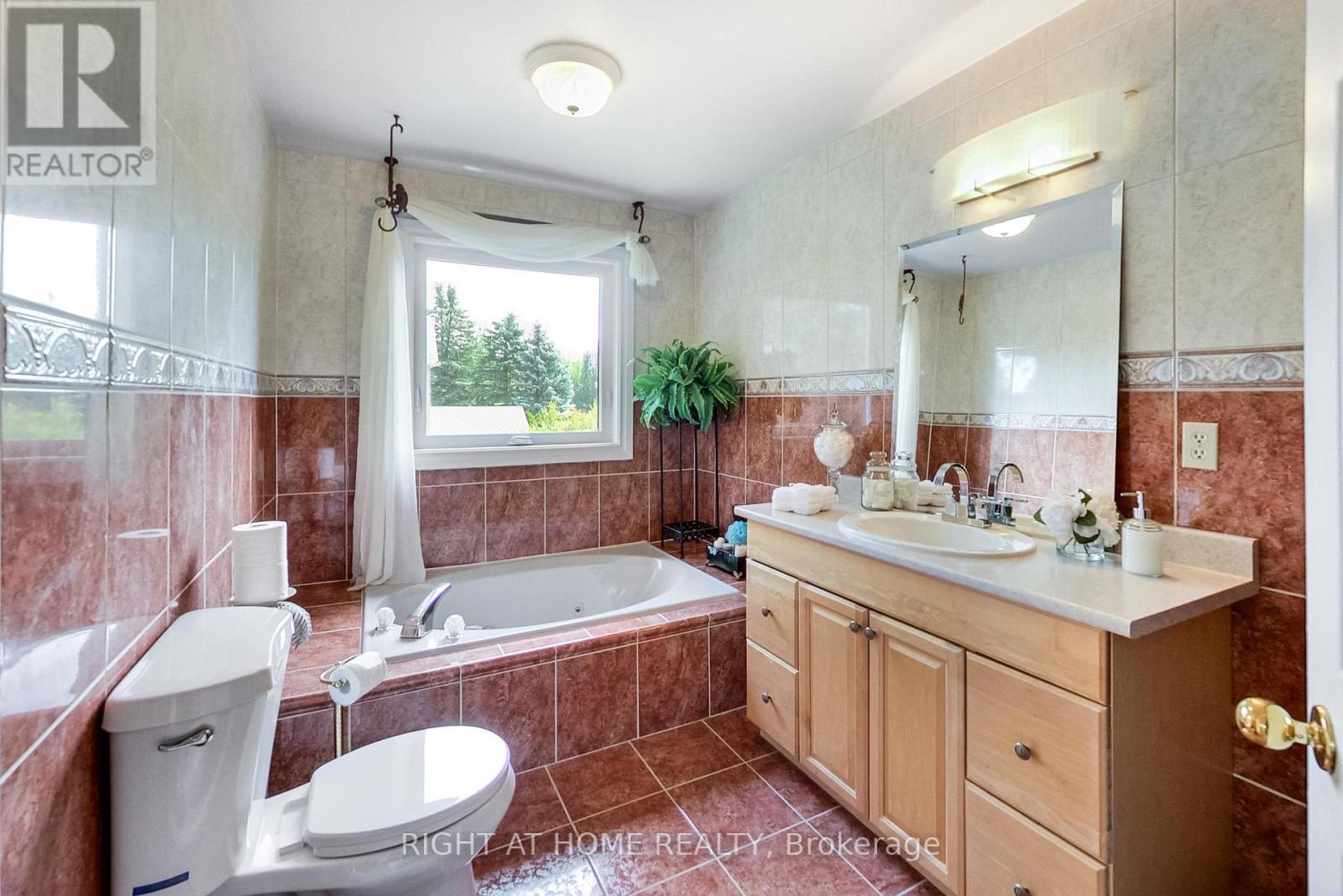 41 Bloomfield Trail, Richmond Hill, Ontario  L4E 2K5 - Photo 35 - N13547314
