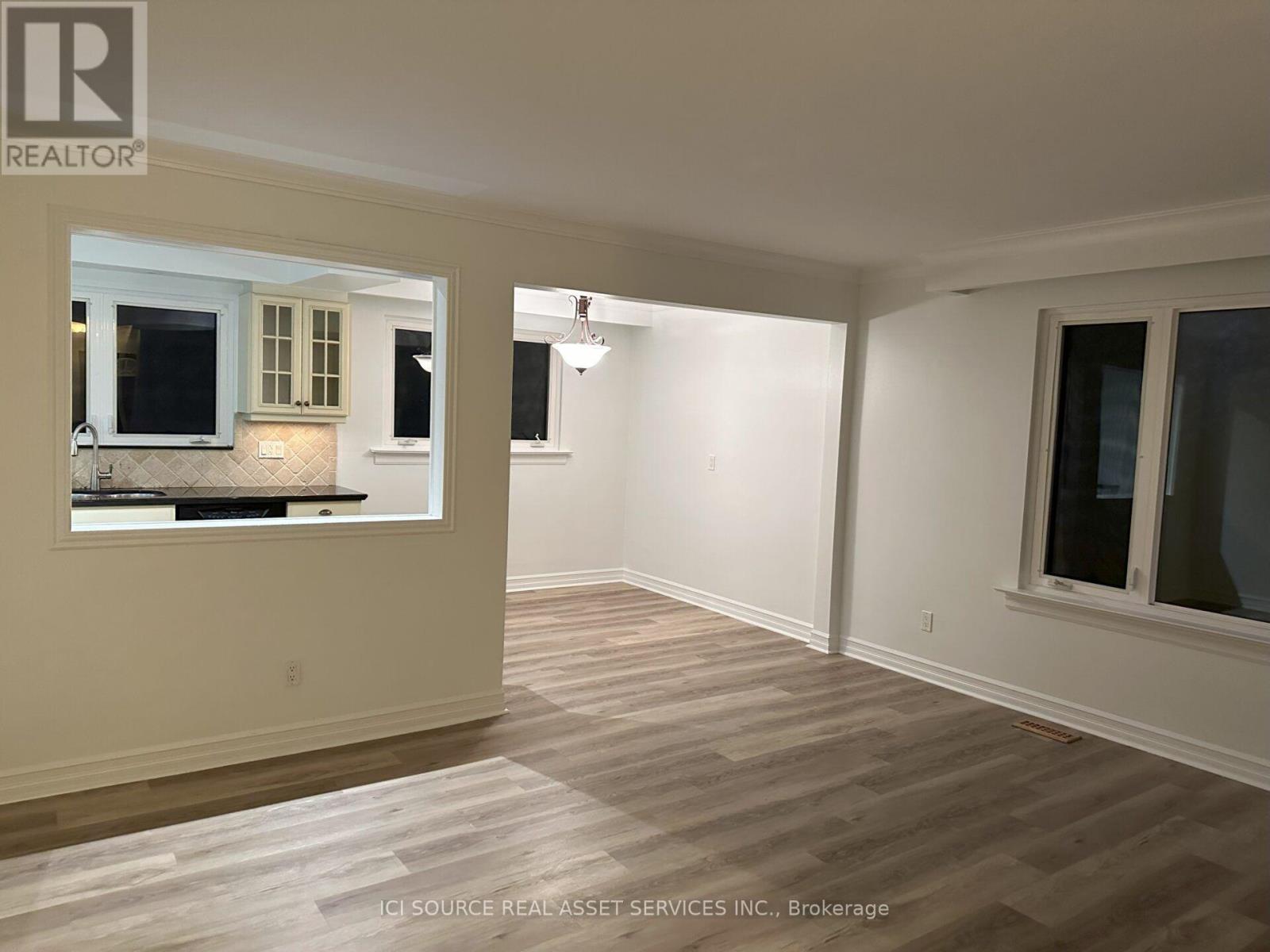 570 Wingrove Crescent, Oakville, Ontario L6L 4R6 - Photo 3 - W13547284