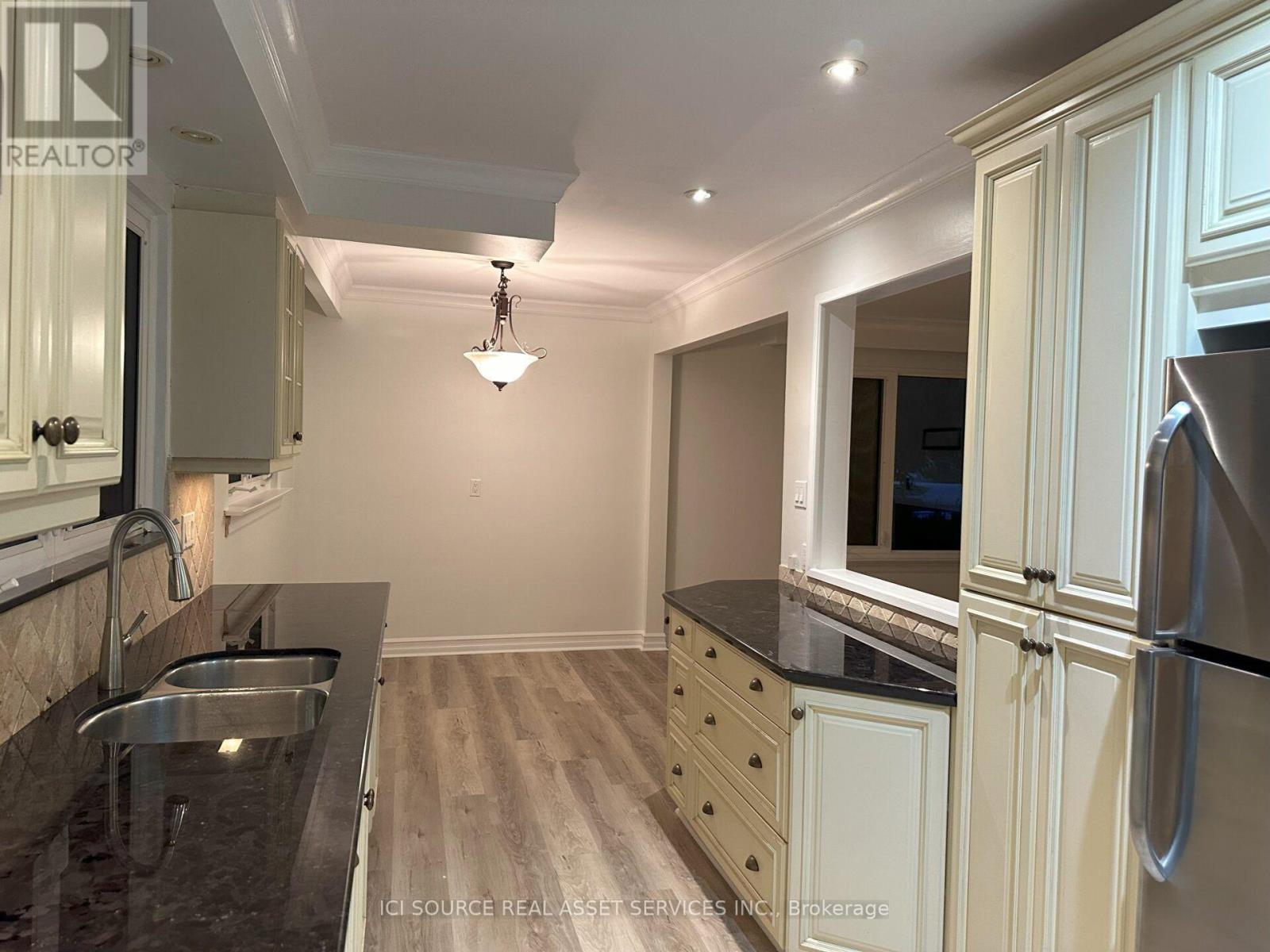 570 Wingrove Crescent, Oakville, Ontario L6L 4R6 - Photo 5 - W13547284