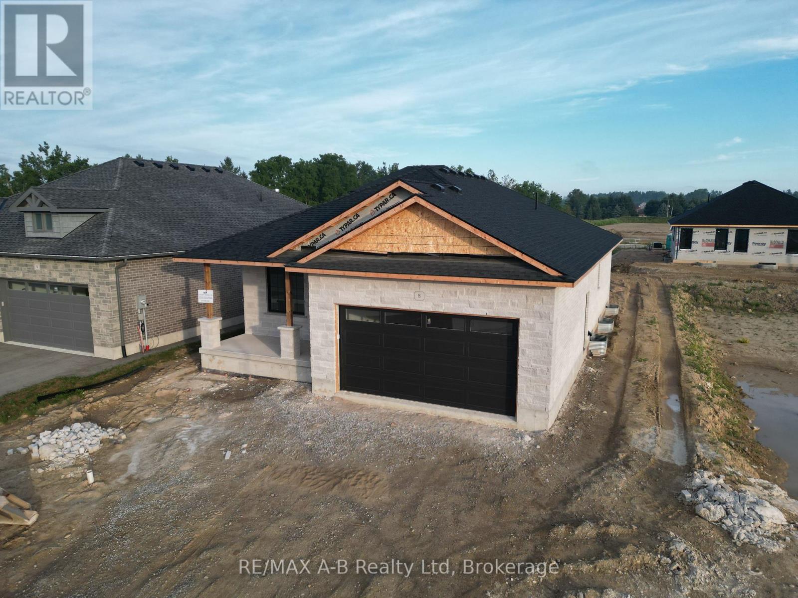 8 ORCHARD DRIVE, Stratford