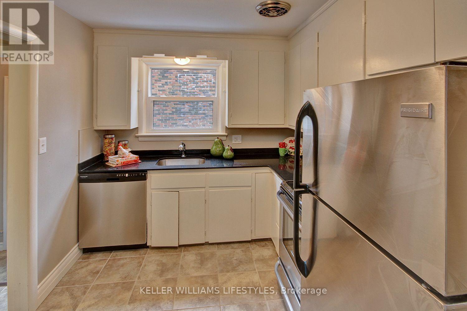 196 Emery Street E, London South, Ontario  N6C 2E2 - Photo 9 - X13547506