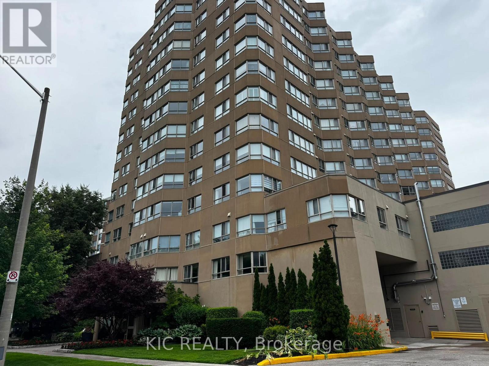 402 - 4 PARKVISTA, Toronto, Ontario