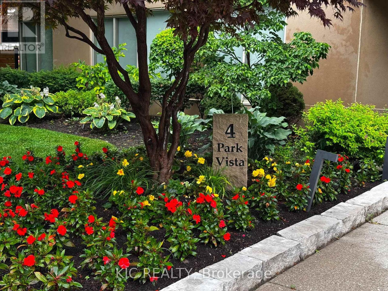 402 - 4 Parkvista, Toronto, Ontario  M4B 3M8 - Photo 2 - E13547526