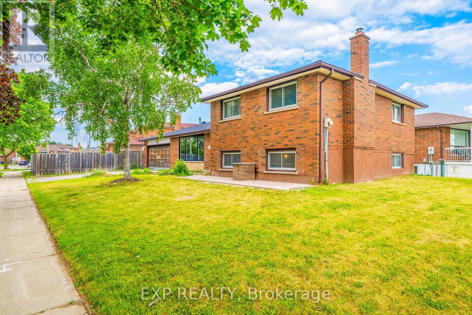 7201 Sigsbee Drive, Mississauga, Ontario  L4T 3L6 - Photo 2 - W13547448