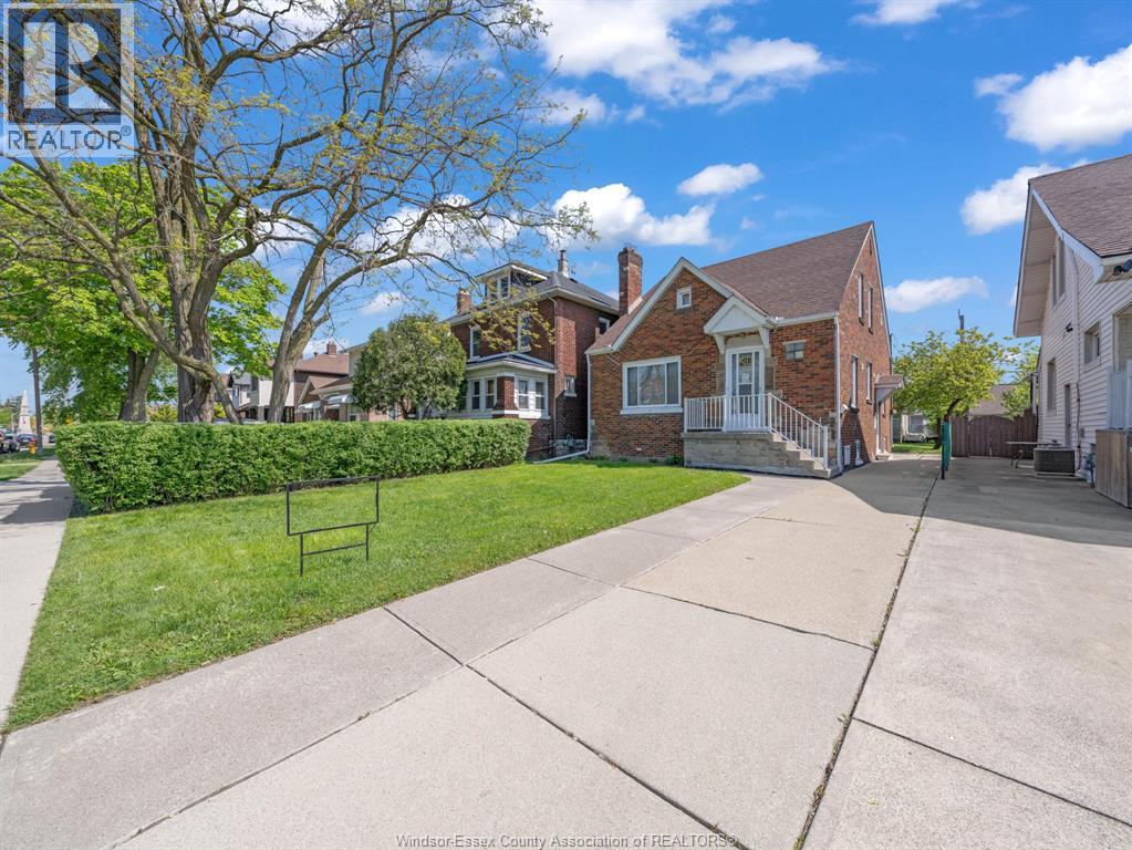 1082 Parent, Windsor, Ontario  N9A 2E5 - Photo 3 - 26003139