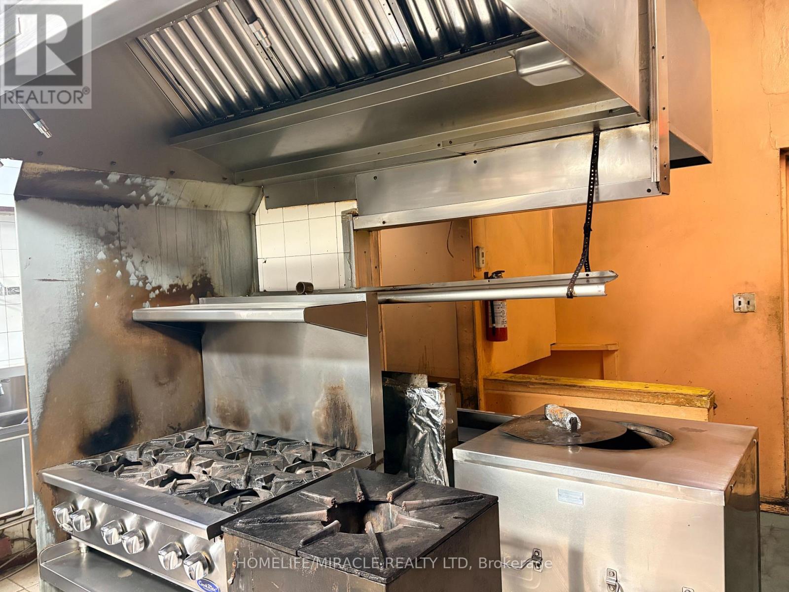 815 St Clair Avenue W, Toronto, Ontario M6C 1B9 - Photo 6 - C13547578