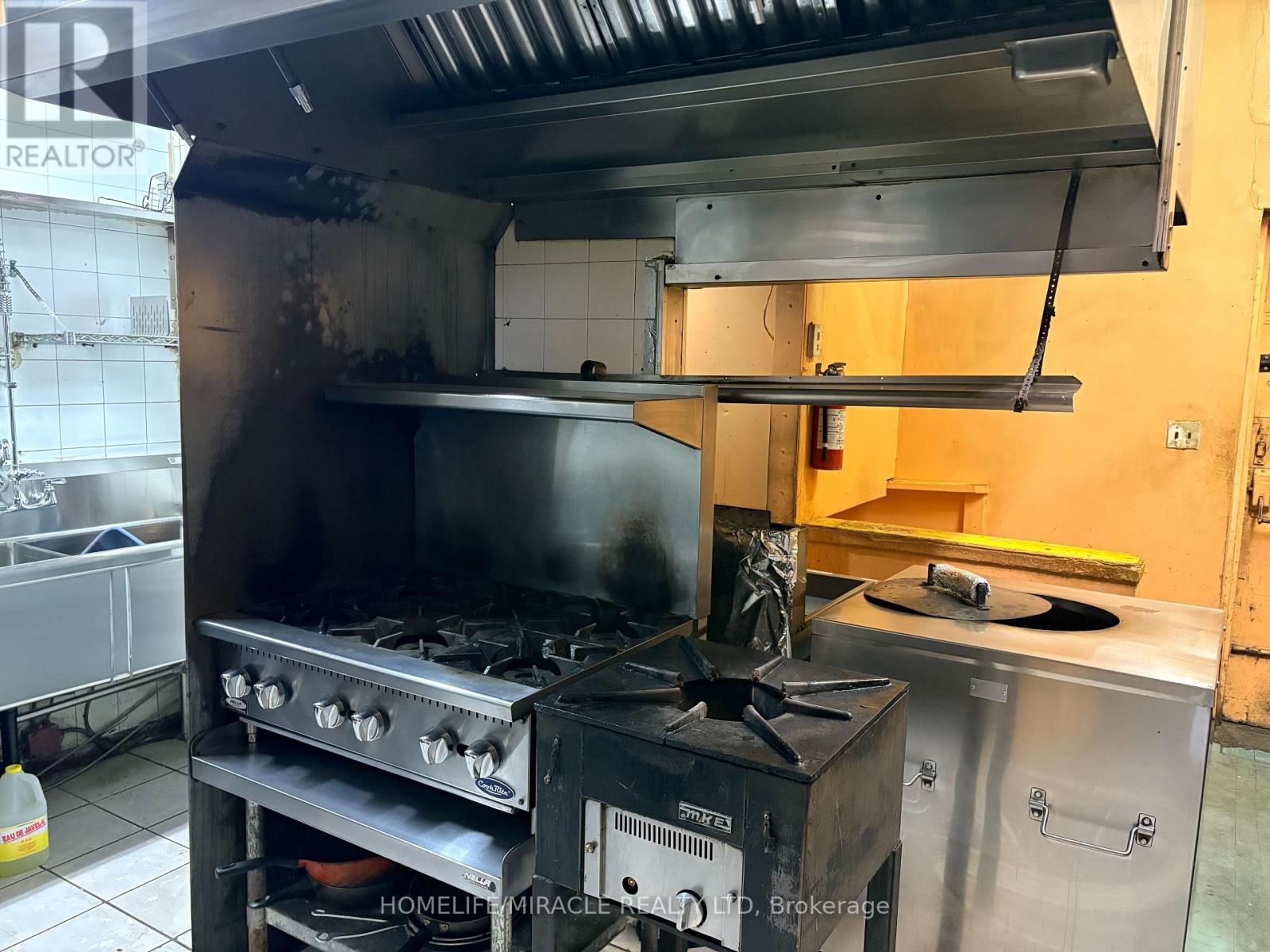 815 St Clair Avenue W, Toronto, Ontario M6C 1B9 - Photo 7 - C13547578