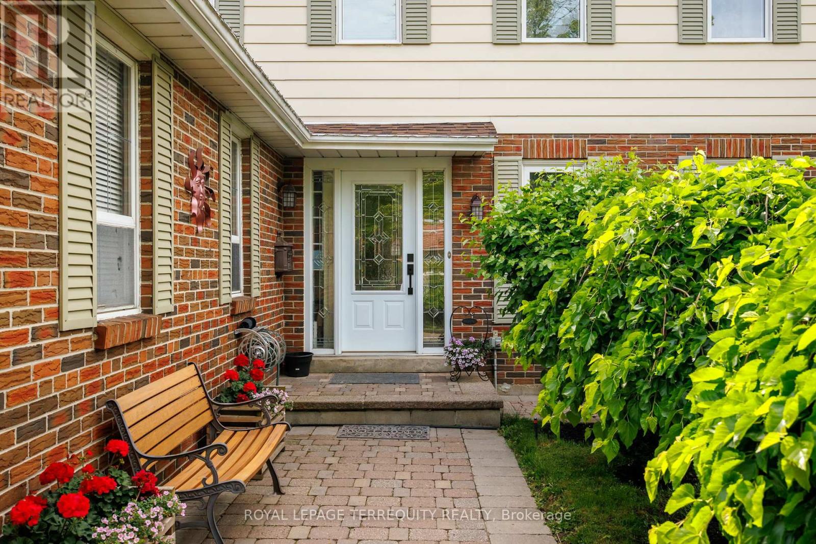 1853 Briarcrook Crescent, Mississauga, Ontario  L4X 1X3 - Photo 4 - W13547654