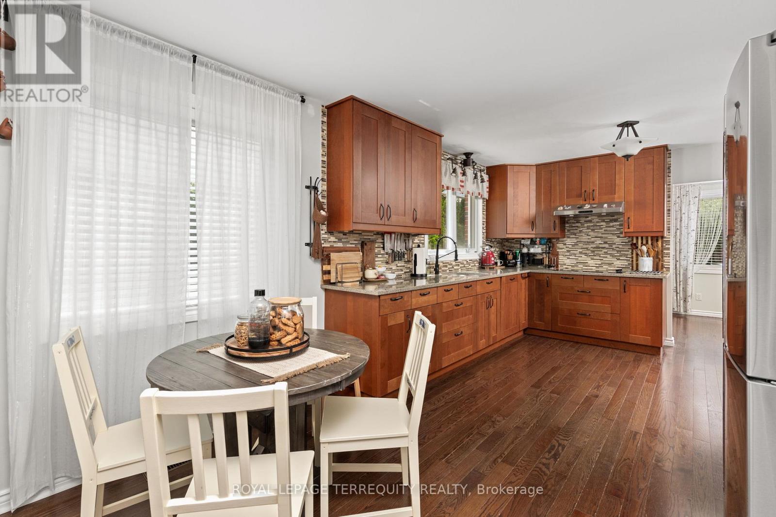 1853 Briarcrook Crescent, Mississauga, Ontario  L4X 1X3 - Photo 9 - W13547654