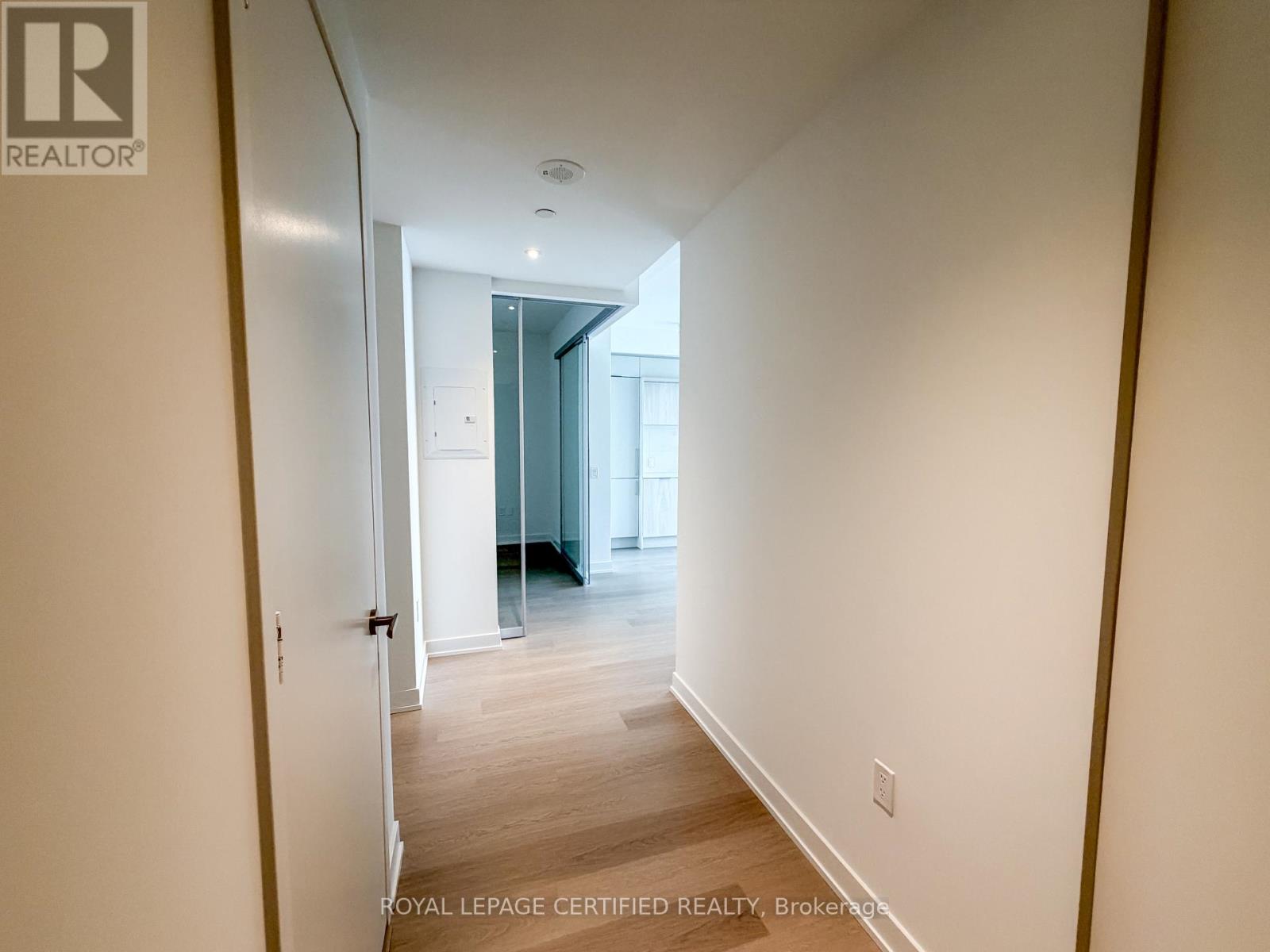 6407 - 448 Burnhamthorpe Rd W, Mississauga, Ontario L5B 0R4 - Photo 2 - W13547658