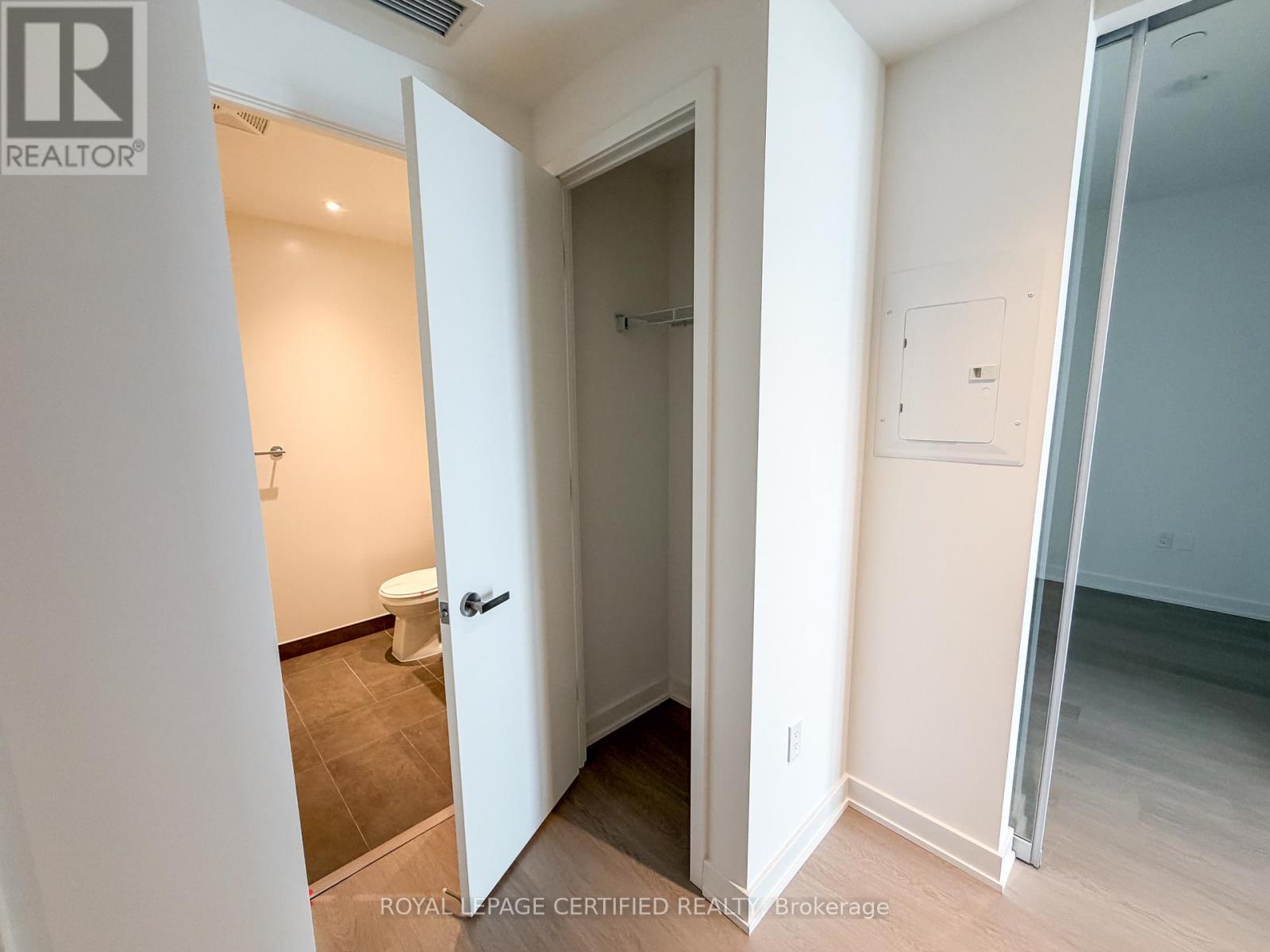 6407 - 448 Burnhamthorpe Rd W, Mississauga, Ontario L5B 0R4 - Photo 3 - W13547658