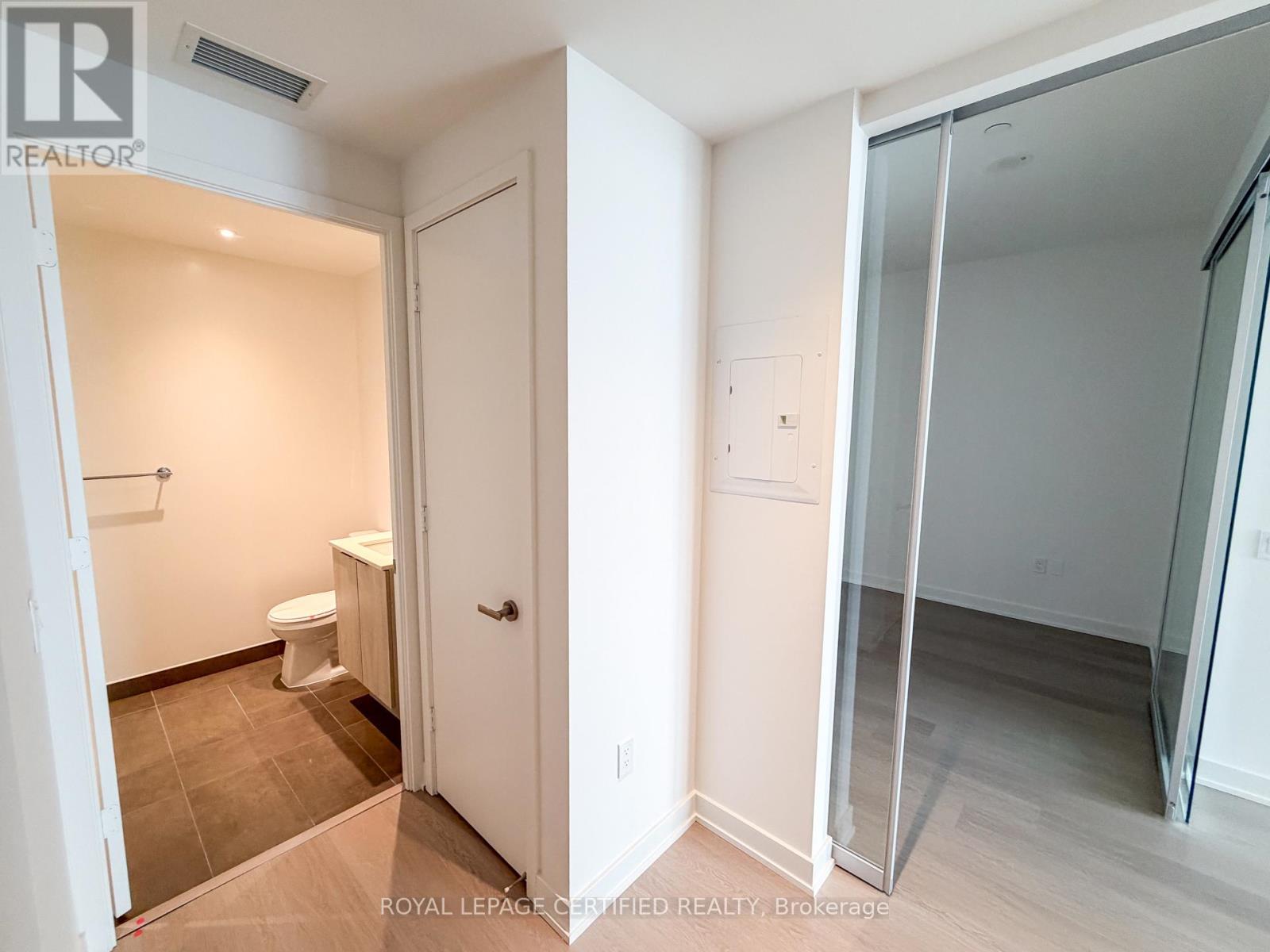 6407 - 448 Burnhamthorpe Rd W, Mississauga, Ontario L5B 0R4 - Photo 4 - W13547658