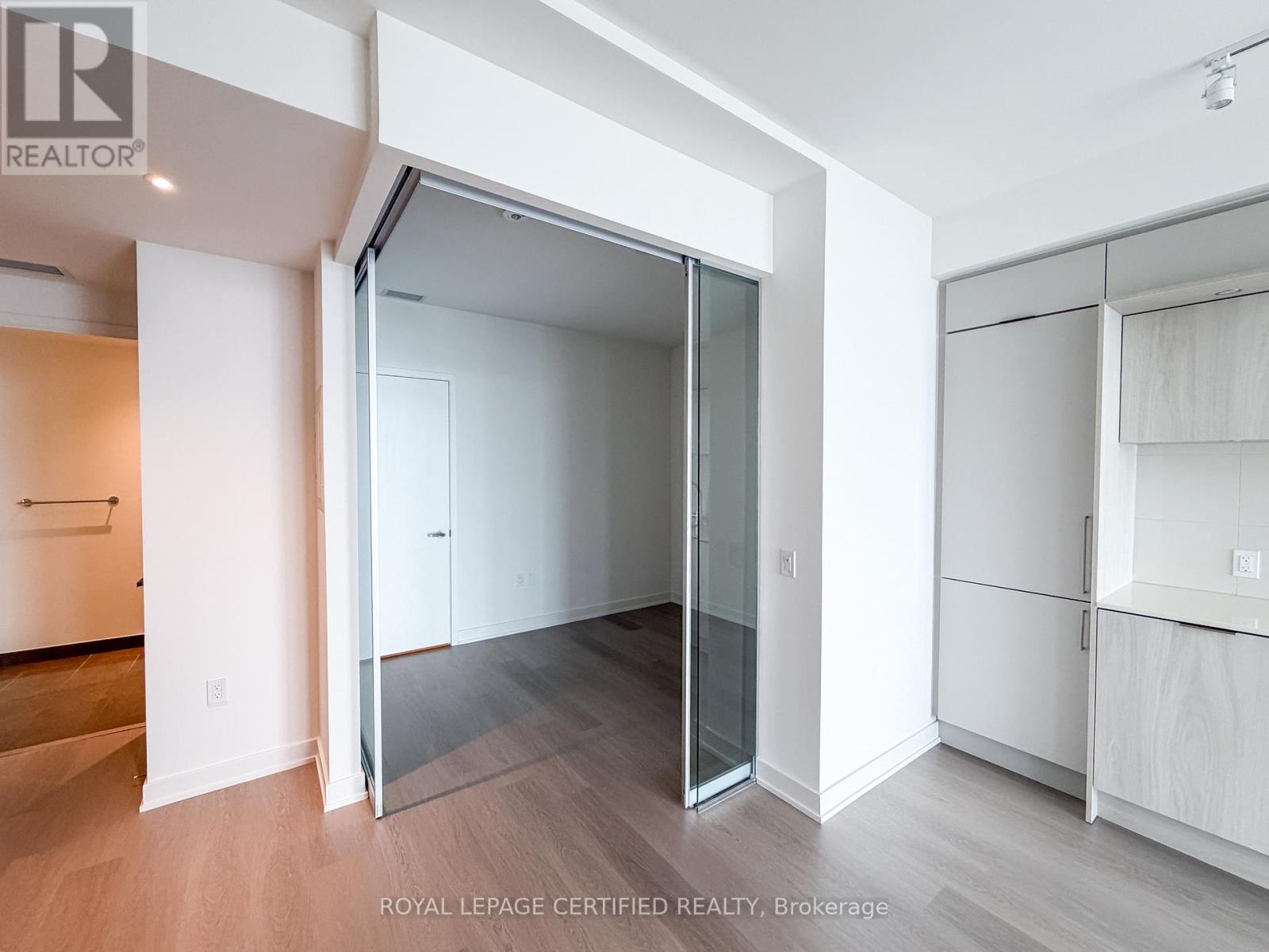6407 - 448 Burnhamthorpe Rd W, Mississauga, Ontario L5B 0R4 - Photo 8 - W13547658