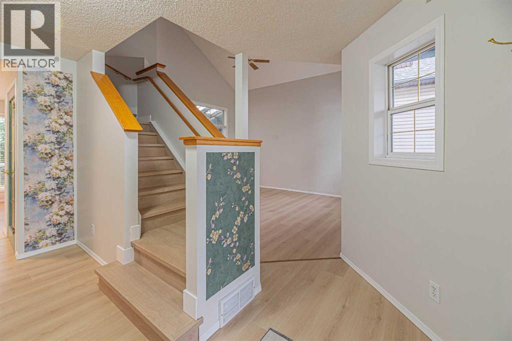 655 Erin Woods Drive SE, Calgary, Alberta  T2B 3L1 - Photo 8 - A2326818