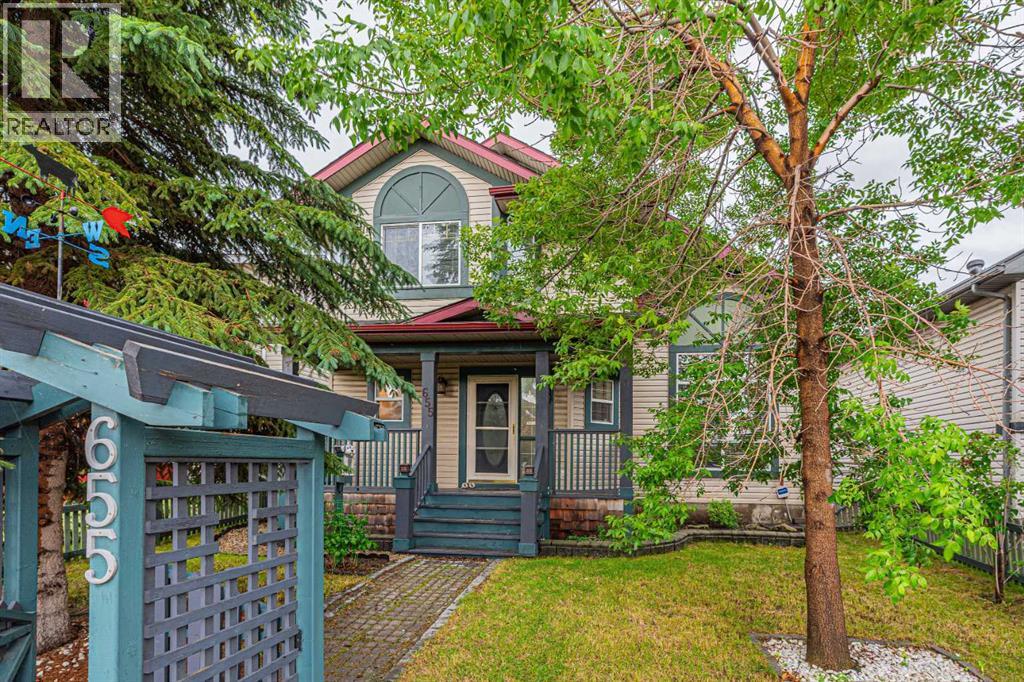 655 Erin Woods Drive SE, Calgary, Alberta  T2B 3L1 - Photo 2 - A2326818