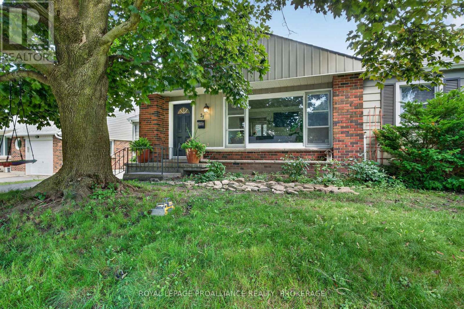 27 Elizabeth Avenue, Kingston, Ontario  K7M 3G9 - Photo 2 - X13548034