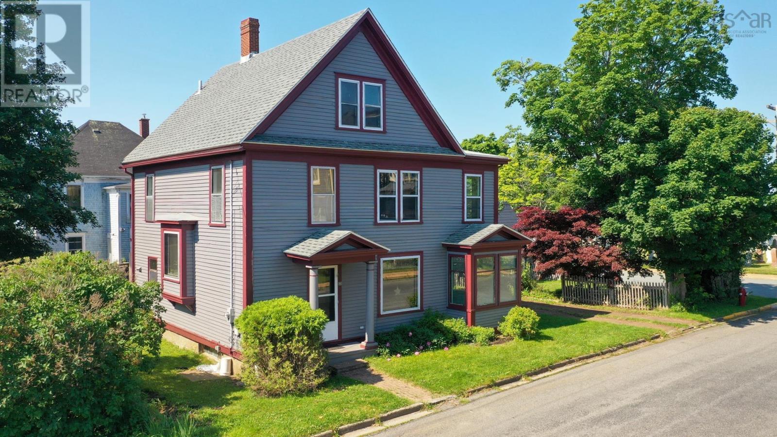 46 Fox Street, Old-Town Lunenburg, Lunenburg, Nova Scotia  B0J 2C0 - Photo 1 - 202617170