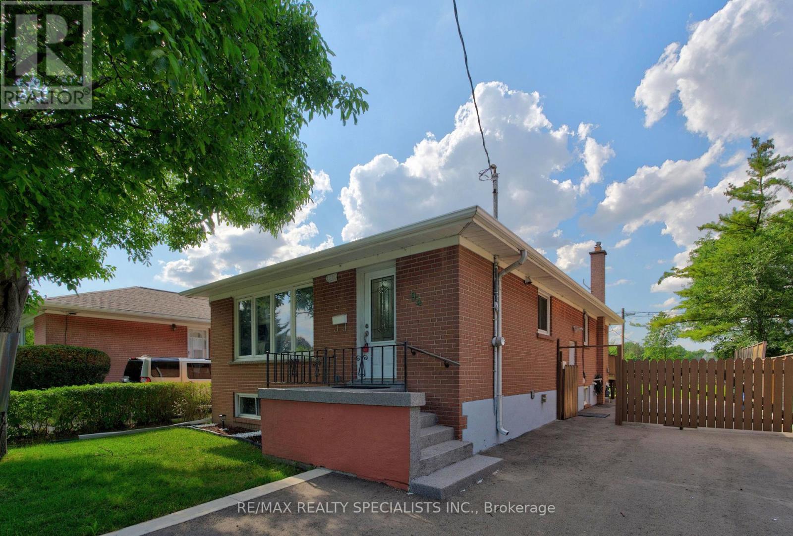 94 Eringate Drive, Toronto, Ontario  M9C 3Z6 - Photo 4 - W13548092