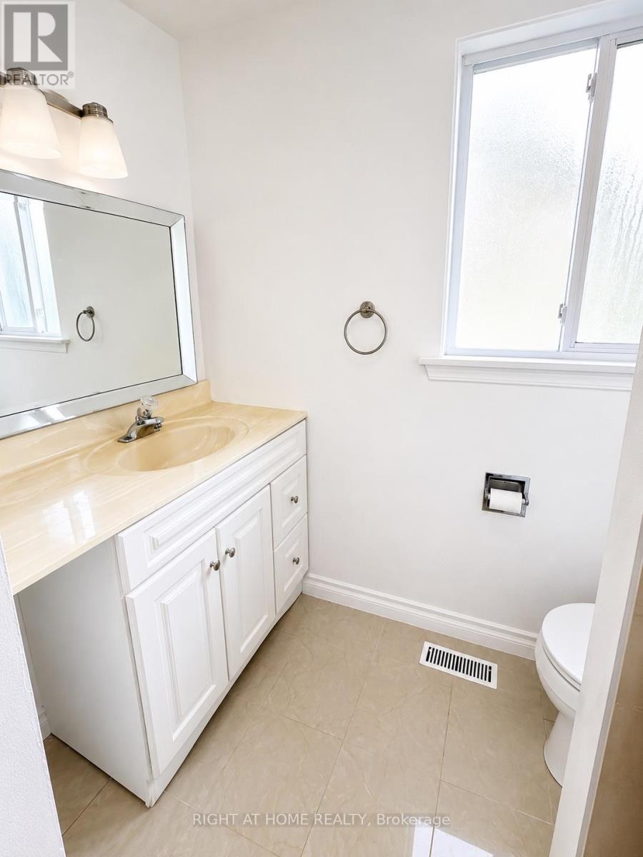 Upper - 7154 Fayette Circle, Mississauga, Ontario  L5N 1Y6 - Photo 9 - W13548212