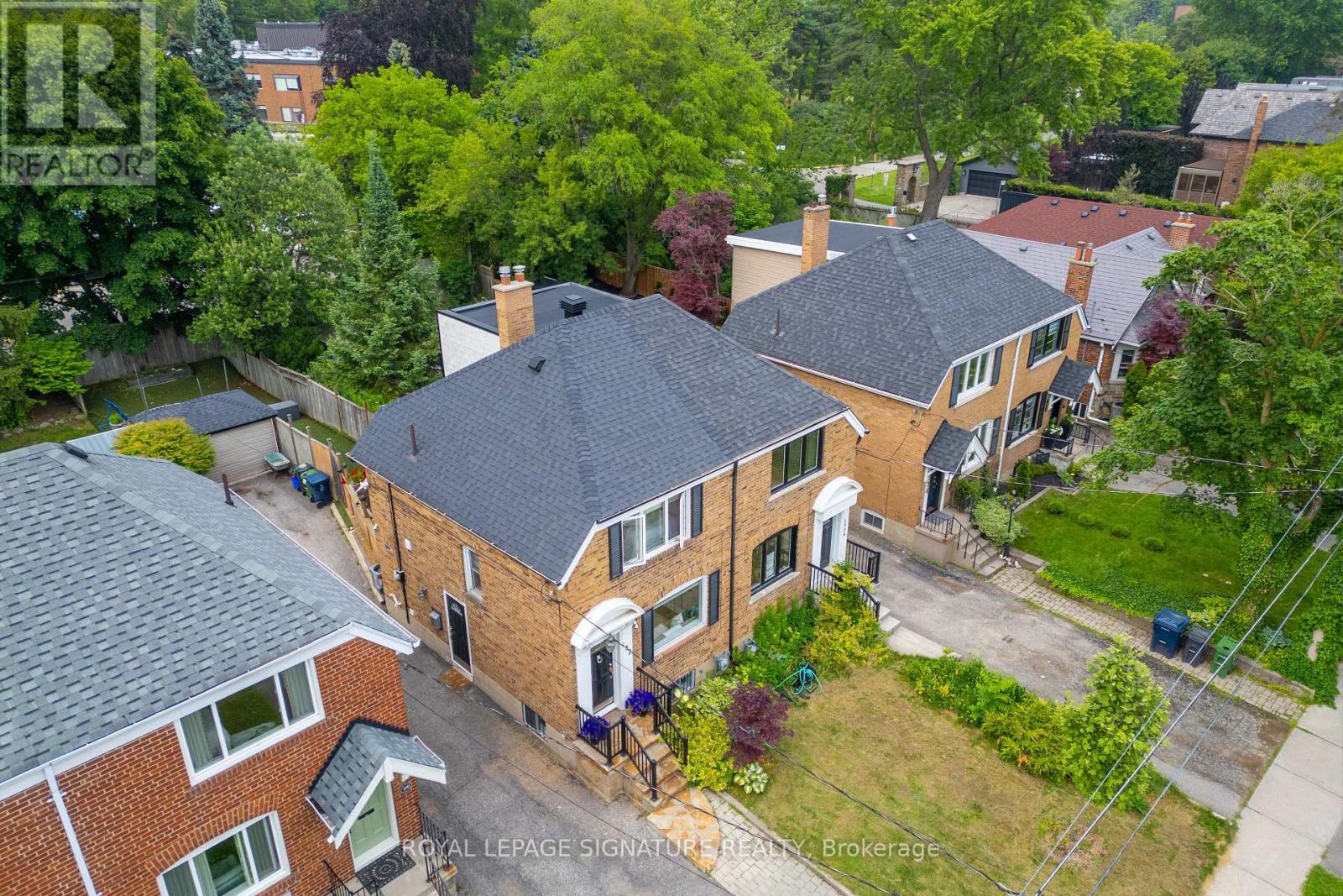 <div class="slider-price">$1,168,000</div><p>132 Glenvale Boulevard, Toronto, Ontario</p>
