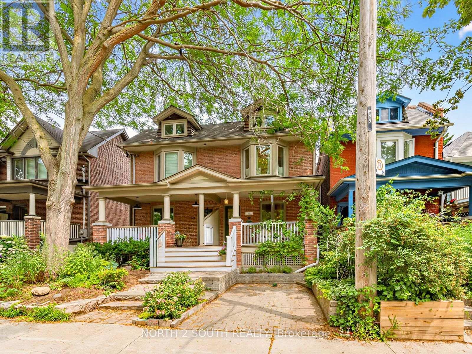<div class="slider-price">$1,149,000</div><p>47 Bellefair Avenue, Toronto, Ontario</p>